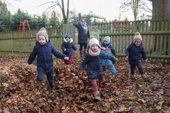 Heinrichsort: Eltern haben Angst um eine besondere Kita - Durch eine kleine Pforte können die Kinder der Heinrichsorter Kita vom Spielplatz direkt in den Wald wechseln, hinten Kita-Leiterin Franziska Bernhardt.