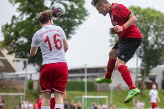 Heinrichsort feiert Schützenfest - In diesem Kopfball setzte sich der Heinrichsorter Michael Simon (r.) gegen Markus Janz vom Ebersbrunner SV durch. 