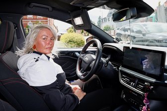 Heinrichsort: Frustrierender Kampf um einen Spiegel - Melanie Hempel sieht nur ein kleines Gebüsch, wenn sie aus dem Martinweg auf die Prinz-Heinrich-Straße auffahren will.