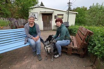 Heinrichsort: Kleingärtner verlassen den Verband – die Freiheit bleibt preiswert - Sophie Kutschke, ihre Mutter Margit Treml und Hund „Blue“ vor dem Vereinsheim: Im „Gartenidyll“ herrscht Eintracht zwischen den Generationen. Aus dem Territorialverband der Kleingärtner hat man sich verabschiedet.