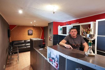 Heinrichsort, St. Egidien: Ein Jugendclub schließt, der andere startet durch - Ortschaftsrat Toni Merkel an der Bar im geschlossenen Heinrichsorter Jugendclub „Roots“, die er einst selbst mit zusammenzimmerte: „Es blutet einem das Herz.“