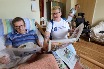 Heinrichsort: „Teuerstes Pflegeheim Lichtensteins“ startet neu durch - Zum Alltag im Seniorenheim gehört auch die Zeitungsschau, hier Bewohner Klaus Thon mit Schwester Anja Richter, hinten Pflegedienstleiterin Ute Peßler.