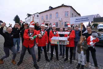 Heinrichsorter Karnevalisten knacken den Jackpot - Die Freude bei den Heinrichsorter Narren ist groß: Nachdem sie den Zuschlag für die Fördermittel erhalten hatten, gab es eine kleine HCV-Feier vor dem Gasthof „Zur Krone“.