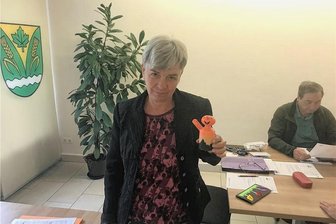 Heinsdorf bekommt Preis für schlimmste Holperpiste rund um Reichenbach - Marion Dick (parteilos), Bürgermeisterin von Heinsdorfergrund, hat Montagabend den Schlaglochteufel erhalten.