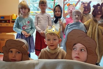 Heinsdorf feiert Erntedankfest ganz groß: Mit Bauernmarkt, Teddy-Klinik, Spinn-Vorführung und vielem mehr - Probe fürs Feststück „Der Kartoffelkönig“. Steppkes der Kita Spatzennest Unterheinsdorf.