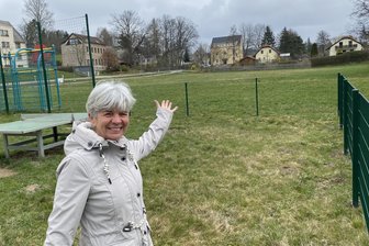 Heinsdorf plant neues Feuerwehrdepot – in das nun doch nicht gleich zwei Wehren einziehen - Noch Wiese und bald schon Feuerwehrstandort. Bürgermeisterin Marion Dick am Spielplatz Oberheinsdorf.