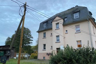 Heinsdorf verkauft seine Mehrfamilienhäuser - warum, wer der Käufer ist und was auf die Mieter zukommt - Im Mehrfamilienhaus am Alten Schulweg in Heinsdorfergrund sind fünf der sechs Wohnungen belegt. Auch in diesem Objekt gibt es erheblichen Sanierungsbedarf, bis auf die Heizung und eine Abwasseranlage wurde lange nichts investiert.