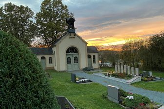 Heinsdorf zahlt bei Bestattungen ab sofort nicht mehr drauf - Der Friedhof in Unterheinsdorf - die Hallennutzungsgebühr steigt von 51 auf 108 Euro.