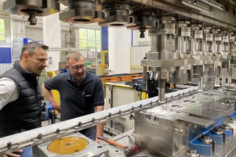 Heinsdorfer Automobilzulieferer holt Sachsens Zulieferindustrie ins Vogtland - und schreibt wieder schwarze Zahlen - Standortleiter Matthias Wissel (li.) und Einrichter Carsten Petrat an einer Presse mit Werkzeugen zum Herstellen von Reglerkappen.