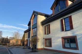 Heinsdorfer Gemeindezentrum hoch im Kurs: Was sich ab Februar für Mieter ändert - Seit Jahr und Tag gut gebucht. Das Gemeindezentrum Heinsdorfergrund im Ortsteil Oberheinsdorf kann ganz oder in verschiedenen Raum-Kombinationen teilweise gemietet werden. Hinten im Foto das Rollbockbahn-Museum.