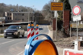Heinsdorfer Straße in Reichenbach ab Montag gesperrt - So wie hier am Ortseingang Reichenbach aus Richtung Unterheinsdorf stehen überall schon die Verkehrszeichen für die ab Montag geplante Sperrung und Verkehrsumleitung bereit. 