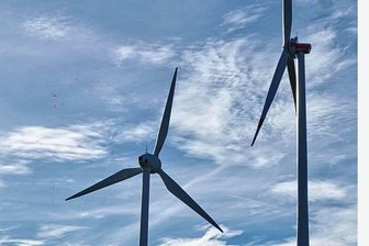 Heinsdorfergrund: Chance für altes Windrad - Das alte und das neue Windrad am Industrie- und Gewerbegebiet PIA III an der Autobahn bei Reichenbach.