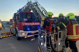 Heinsdorfergrund: Feuerwehren üben in Galvanik-Firma - Einsatzkräfte der Feuerwehren am Freitagabend bei der Übung im Gewerbegebiet Kaltes Feld.