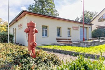 Heinsdorfergrund: Neubau soll zwei Gerätehäuser ersetzen - Das Feuerwehrgerätehaus in Oberheinsdorf. 1936 errichtet und zweimal erweitert, zuletzt 2001, gibt es durch die Lage am Raumbach im gesamten Gebäude Probleme mit der Feuchtigkeit. 