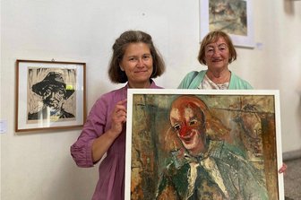 Heinz Graupner: Kleine Schau würdigt malenden Weber aus Reichenbach - Klein, aber oho. Museumschefin Martina Bundszus (li.) und Gisela Graupner mit dem "Clown", der einmal einer Kapelle weichen musste.