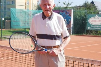 Heinz Morbach: Mit 90 immer noch auf dem Platz - Das Reichenbacher Vereinsurgestein Heinz Morbach spielt wöchentlich mit seinen Freunden Tennis.