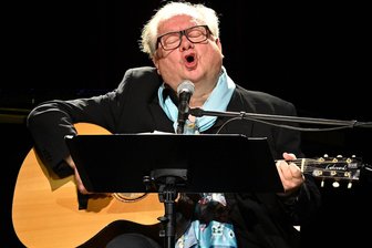 Heinz Rudolf Kunze in Freiberg: „Es gibt viel zu wenige lustige Boshaftigkeiten auf der Welt“ - Heinz Rudolf Kunze begleitete sich beim ausverkauften zweieinhalbstündigen Konzert in Freiberg selbst auf Gitarre und Klavier. Dazwischen gab es Texte und Gedichte.