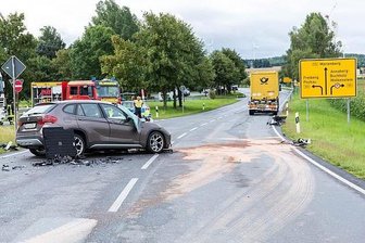 Heinzebank: BMW prallt gegen Lkw - Zwei Schwerverletzte -