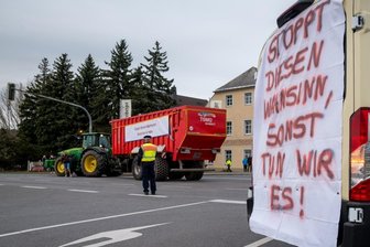 Heinzebank dicht: Protestkonvoi gegen hohe Kraftstoffpreise - Solche Plakate mit diesem Spruch waren an fast allen Fahrzeugen befestigt. Der Traktor mit dem großen Anhänger fuhr am Ende der Kundgebung vom hinteren Teil der Kolonne bis zur Kreuzung vor. Fotos (3): Kristian Hahn