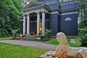 Heiraten im Waldenburger Badehaus wird teurer - Tiefer in die Tasche greifen müssen demnächst Hochzeitspaare, die sich für eine Trauung im Badehaus in Waldenburg entscheiden: Die Gebühren für die Nutzung des Frühklassizismus-Bauwerkes steigen von 150 auf 240 Euro. Die Änderung tritt zu Beginn des nächsten Jahres in Kraft. Einen entsprechenden Beschluss hat der Stadtrat gefasst - vor allem aus zwei Gründen: "Wir reagieren damit auf die allgemeine Preisentwicklung. Zudem sind wir als Stadt künftig umsatzsteuerpflichtig, führen also 19 Prozent der Einnahmen für die Vermietung des Badehauses ab", sagt Bürgermeister Jörg Götze (Freie Wähler). Das Badehaus, welches nicht beheizt werden kann, steht zwischen Mitte Mai und Mitte September für Eheschließungen zur Verfügung. In diesem Jahr fanden in dem architektonischen Kleinod insgesamt 36 Eheschließungen statt, informiert die Stadtverwaltung Wal-denburg.hof