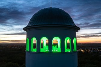 Heiraten in Burgstädt: Warum der Taurasteinturm dieses Jahr ohne Jawort bleibt - Der Taurasteinturm in Burgstädt erstrahlt im Rahmen einer Kunstinstallation. Er ist aber auch ein Ort für Trauungen.