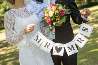 Heiraten mit Vertrag? Wann Paare darüber reden sollten - Frisch getraut? Wer einen Ehevertrag haben möchte, sollte mit dessen Planung etwa ein halbes Jahr vor dem großen Tag starten.