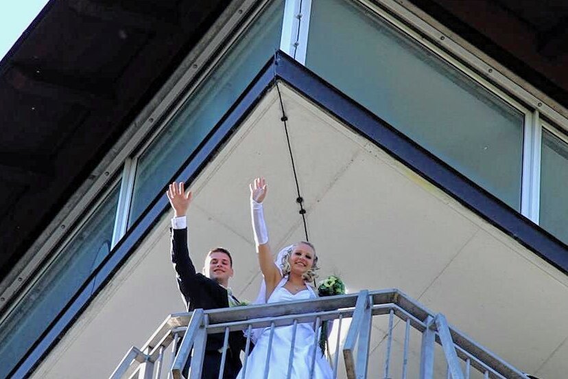 Heiraten unter Tage oder hoch oben: Was das Erzgebirge für Paare zu bieten hat - Kristin und Christian Körner machten bei ihrer Hochzeit einen Fotostopp auf dem König-Albert-Turm. Dieser dient auch als Trauort.