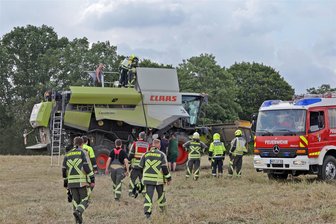 Heiß gelaufener Mähdrescher löst Großeinsatz der Feuerwehr in Oberlungwitz aus - 30 Kameraden der Feuerwehr, der Rettungsdienst und die Polizei waren am Mittwoch bei einem Feldbrand im Einsatz.