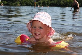 Heiß, heißer, Hundstage - Rein ins Wasser: Die dreijährige Maila aus Neuwürschnitz findet Abkühlung beim Badespaß im Waldbad.