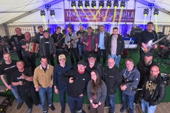 Heiß-kalte Nacht der Tanzmusik in Pöhla: Bands und Fans total begeistert - All diese Musiker haben die Bühne im Festzelt gerockt.