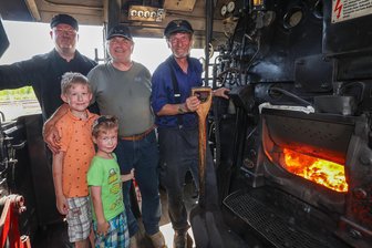 Heiß und schmutzig, trotzdem beliebt: Glauchauer Traditionslok dampft nicht nur auf der Muldenbahntrasse - Anthony (8) und Noah Eloa (5) mit Opa Hennry Reinhardt (Mitte) und den Heizern Dietmar Brutscheck (r.) und Michael Pauser im Führerstand der Dampflokomotive des Glauchauer Vereins.