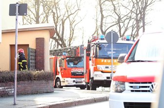 Heiße Asche löst Schmorbrand auf Balkon aus - Rauchentwicklung auf einem Balkon hat am frühen Donnerstagabend im Bereich der Plauener Knielohstraße zu einem Feuerwehreinsatz geführt.