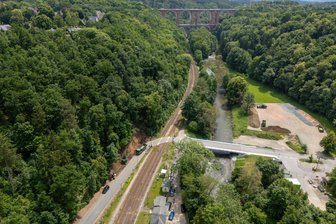 Heiße Bauphase im Elstertal: Auf diese Einschränkungen müssen sich Vogtländer an der Barthmühle jetzt einstellen - Bahnübergang und Bahnsteig im Pöhler Ortsteil Barthmühle werden derzeit modernisiert.