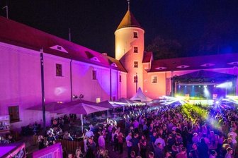 Heiße Beats und schräger Humor im Freiberger Schlosshof -