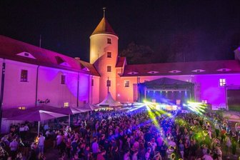 Heiße Beats und schräger Humor im Freiberger Schlosshof -