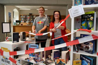 Heiße Bücher, coole Kids: Der Lesesommer in Rochlitz beginnt - Eröffnen den Buchsommer in Rochlitz: Schülerin Skrollan und Bibliothekschefin Mandy Uhlemann.