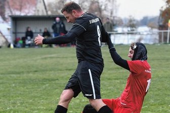 Heiße Duelle bei kaltem Winterwetter - Dick eingepackt: Jakob Geisler vom SSV Königshain-Wiederau lief gegen SV Grün-Weiß Niederwiesa mit Kapuze und Handschuhen auf. Sein Kontrahent Danny Morgenstern reichte zumindest ein langes Unterhemd aus.