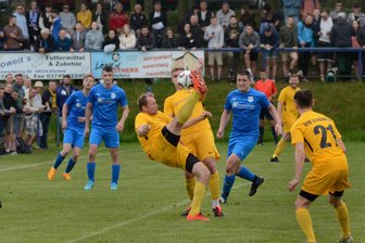 Heiße Duelle ums Vogtland-Pokalfinale: Der VfB Schöneck muss auf dem Weg zum Double am FSV Ellefeld vorbei - Vor ziemlich genau zwei Jahren trafen der FSV Ellefeld (blau) und der VfB Schöneck schon einmal im Pokalhalbfinale aufeinander. Vor 550 Zuschauern setzte sich der VfB mit 7:0 durch.