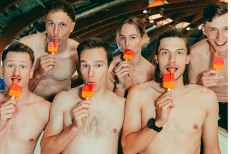 Heiße Fotos auf kaltem Eis: Eisschnelllauf-Stars ziehen für besonderen Kalender blank - Zu ernst nehmen sich die Erfurter Eisschnellläufer um den gebürtigen Crimmitschauer Felix Maly (vorn Mitte) bei ihrem Kalender nicht.