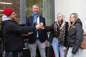 Heiße Idee: Warum ein Professor im Erzgebirge zum Grillen einlädt - „Grill with the Prof“ – Professor Ronald Hofmann stellte sich mit Unterstützung von Johann Stötzer (l.) an den Grill. Hier mit Paula Barth und Collien Winnemund (rechts).