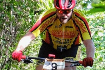 Heiße Kämpfe ums Siegerpodest bei 28 Grad - Danny Kober aus Eich auf der steilen Abfahrt. 