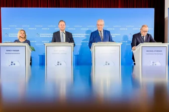 „Heiße Luft“: Wie Sachsens grüne Justizministerin auf Kretschmers Forderung nach „Bundesausreisezentrum“ reagiert - Bundesinnenministerin Nancy Faeser, Hamburgs Innensenator Andy Grote (beide SPD), Bayerns Innenminister Joachim Herrmann (CSU) und sein Brandenburger Amtskollege Michael Stübgen (CDU) am Freitag nach Abschluss der Frühjahrskonferenz der Innenminister in Potsdam.