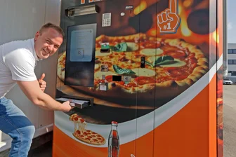 Heiße Pizza auf Knopfdruck: Wo es die ab sofort in Westsachsen gibt - Die „Truck Stop Pizza“ betreibt Frank Michel auf dem Gelände der Firma Proloxx am Waldsachsener Weg 26 für alle, die rund um die Uhr Lust auf Pizza haben.