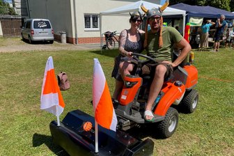 Heiße Rennen und kalte Duschen beim Rasentraktor-Grandprix in Königshain - Gorden und Stefanie Schulze hatten sich aus einer Bierlaune heraus für den Rasentraktor-Grandprix angemeldet. Sie gingen als Wikinger ins Rennen.