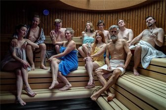 Heiße Sache: Fritz-Theater testet neue Wege und spielt in der Sauna - Alle Schauspieler der Amateurgruppe des Fritz-Theaters beim Stück „Aufguss“. Die Rollen sind doppelt besetzt. Pro Aufführung spielen fünf Darsteller. Und das nicht wirklich in der Sauna, sondern davor.
