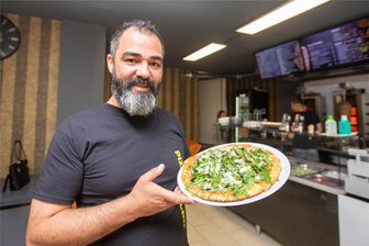 Heiße Sache: Warum aus dem türkischen Bistro Lokanta an der Plauener Bahnhofstraße nun der Pizza-Point wurde - Im Pizza-Point an der Bahnhofstraße 4 bereitet der Chef persönlich die Pizzen zu: Betreiber Serkan Cocelli.
