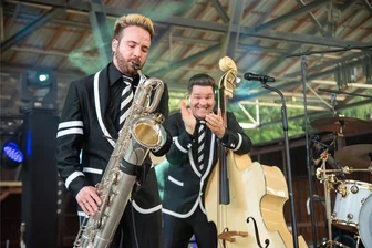 Heiße Sommerparty mit den Firebirds: Überraschendes zum Konzert im Oelsnitzer Freibad - Saxofonist Moritz Grübel (links) ist neu bei den Firebirds. Beim Konzert im Freibad Elstergarten in Oelsnitz begeisterte er.