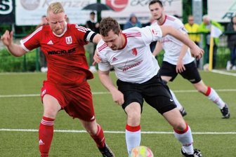 Heiße Tänze in Mittelsachsen - Kevin Gersonde (l.) schirmt den Ball gegen den Wilsdruffer Tom Hille ab. In Spiel gegen den Spitzenreiter (0:3) hielten die Flöhaer vergangene Woche gut mit, gerieten aber durch Standardtore ins Hintertreffen.