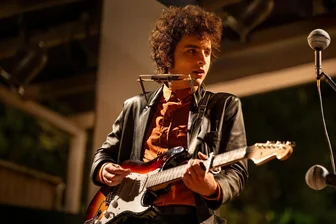 Heiße Tage, coole Nächte: Freiberger Sommernächte locken mit vollem Programm - „A Complete Unknown“ zeigt die Anfänge von Bob Dylans außergewöhnlichem Musikerleben.