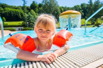 Heiße Tage: Diese Regeln gelten in den Freibädern - Marie Dietrich (4) planschte am Donnerstag im Freibad Hartenstein. Am Wochenende dürfte es wesentlich voller werden. 
